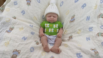 30 cm schlafende Pascale Reborn Puppe aus Vollsilikon in grünem Strickoutfit