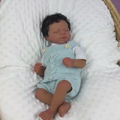 48cm lebensechte Reborn-Puppe Pascale mit weichem Körper dunkler Haut und geschlossenen Augen